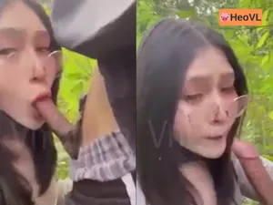 đi dã ngoại tiện nắc bạn gái ở trong rừng