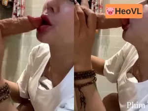 Vào nhà tắm tự sướng liếm cậu bé giả