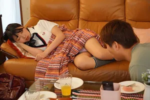 Chàng trai trộm nhìn quần lót ghệ em người yêu đang ngủ thì bị phát hiện