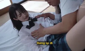 Bố dượng không còn kiềm được trước bé yêu trong bộ đồng phục bị ướt mưa