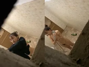 Quay lén eny vú to tắm, khe âm đạo chảy nước ròng ròng