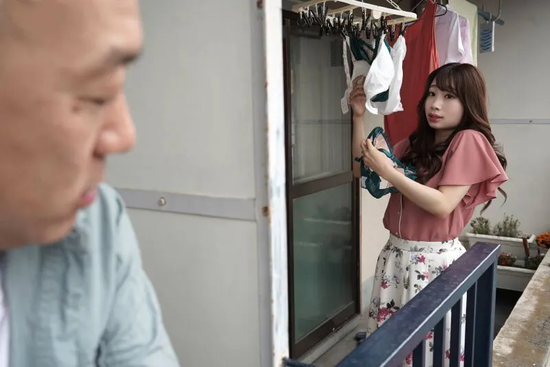 Gã nhà cạnh bên chuyên soi mói và cặp Cô vợ Chồng yêu thường xuyên rên la quá to
