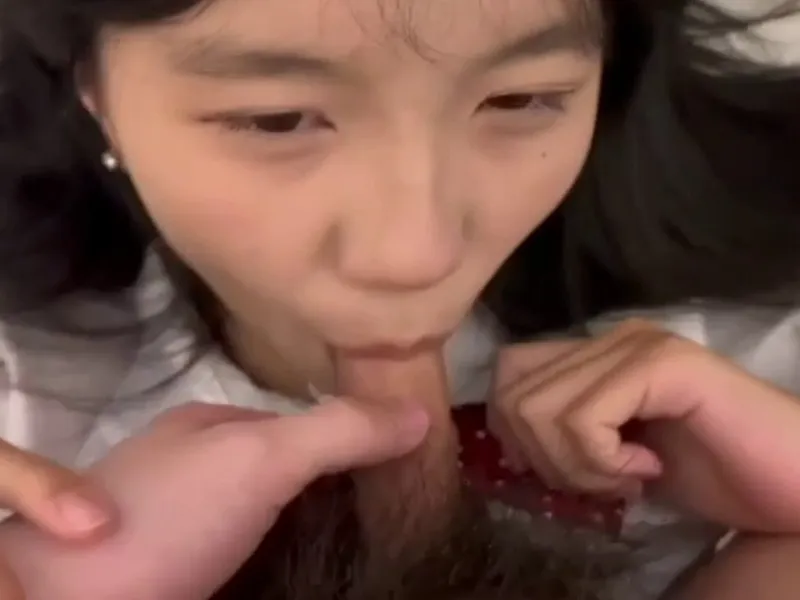 Em loli dễ thương liếm cậu bé biến em thành con em đào nứng lồn p2